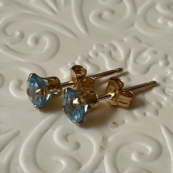 Round cut Blue Topaz Stud Earrings 14K Yellow Gold - Picture 2 of 8
